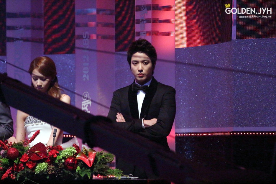 [PIC][28-12-2012]Hình ảnh mới nhất từ Đại nhạc hội "KBS Gayo Daechukje" của MC YoonA được diễn ra vào tối nay - Page 2 24